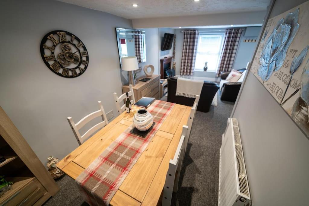 2 Bed Sleeps 4 Central Haverfordwest Town House Villa Buitenkant foto